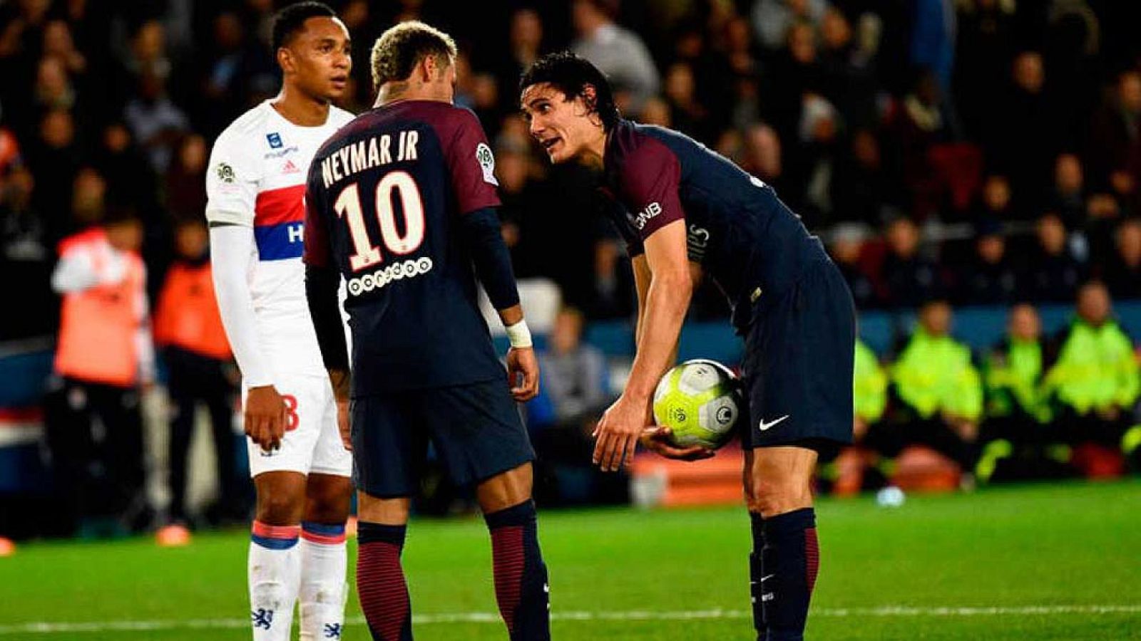 Neymar y Cavani, a punto de llegar a las manos en el vestuario del PSG