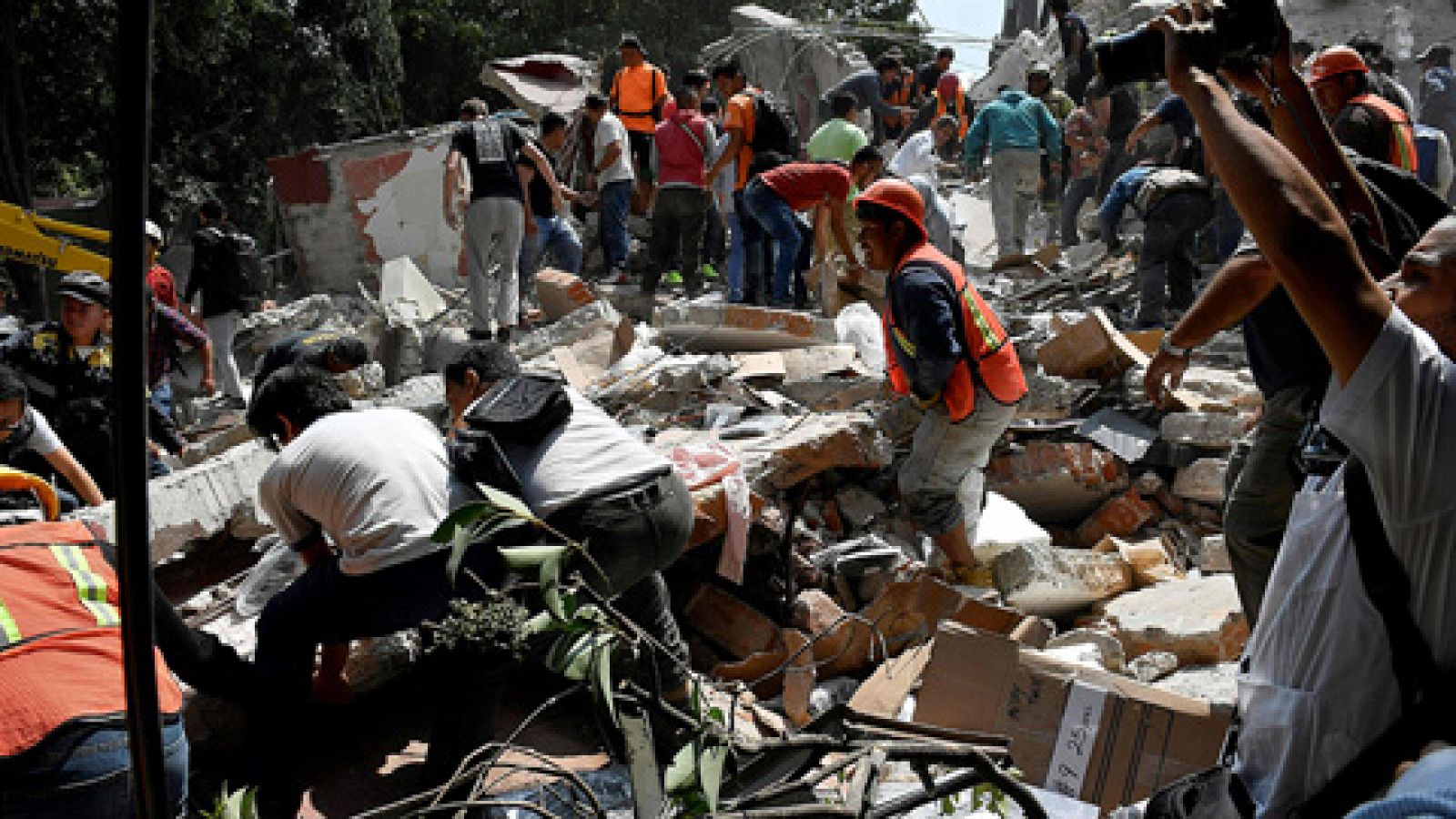 Telediario 1: Un fuerte terremoto sacude la capital de México y provoca el colapso de edificios | RTVE Play