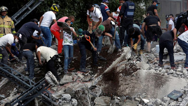 México busca a un número indeterminado de atrapados entre los escombros 