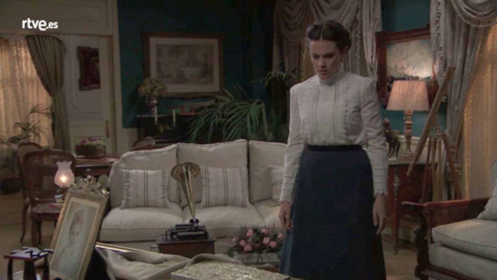 Acacias 38 - María Luisa ve el cuadro de Elvira en casa del Coronel