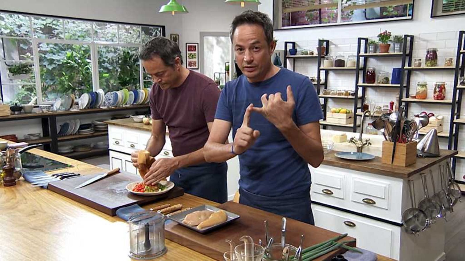 Torres en la cocina - Crema de verduras y pastel de pollo y patata - ver ahora