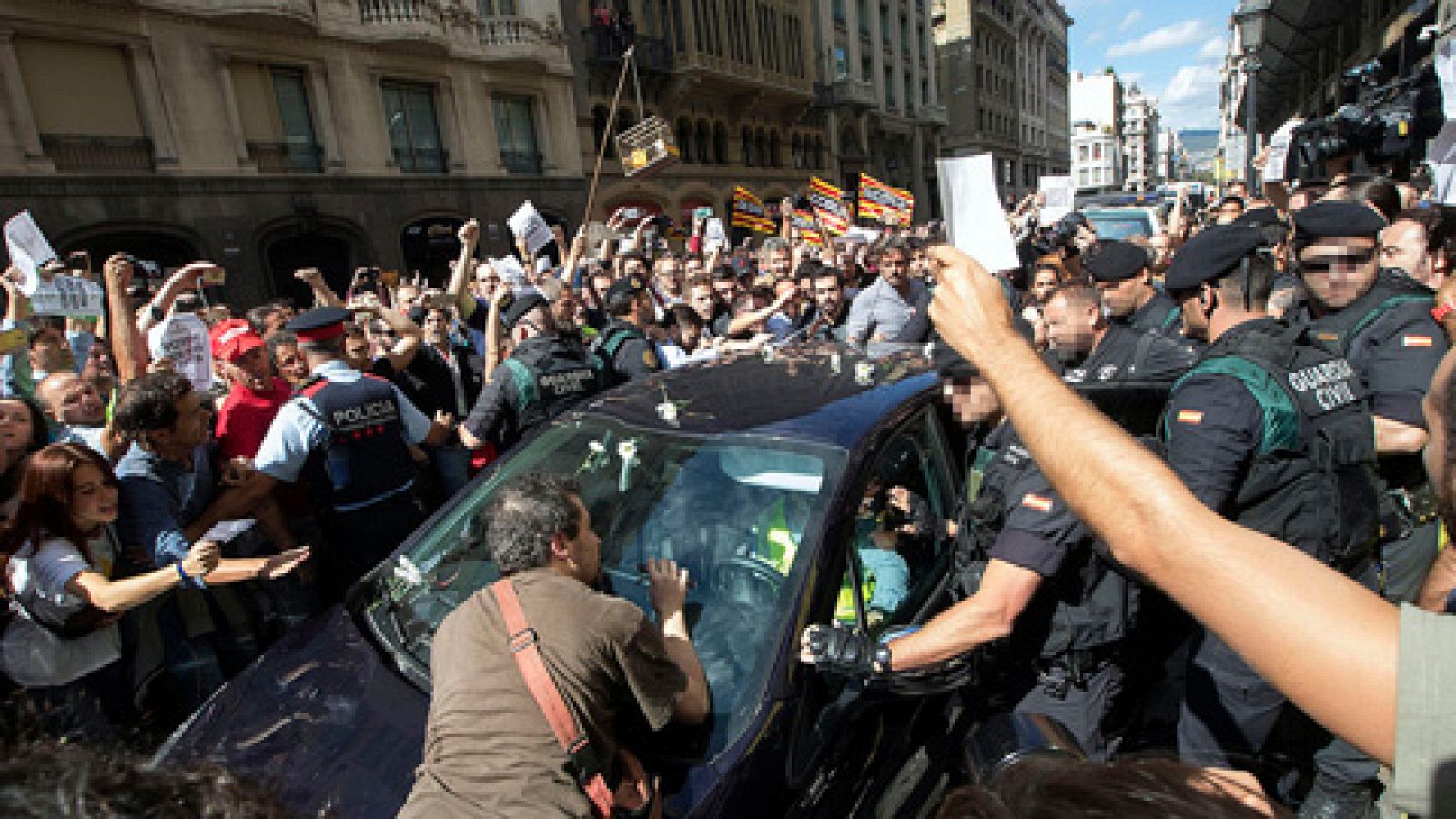 Telediario 1: Centenares de personas protestan contra la operación policial y con gritos a favor del referéndum | RTVE Play