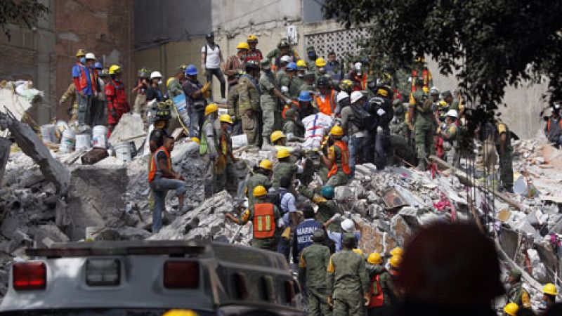 Asciende a 225 el número de muertos en México mientras continúan las tareas de rescate