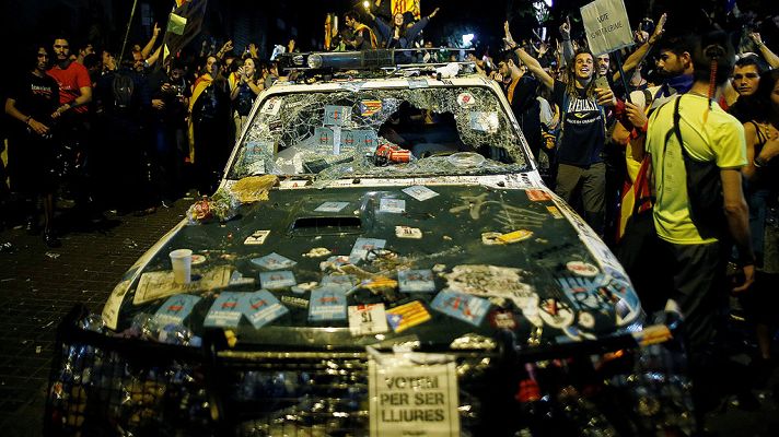 Telediario 1 - Los Mossos escoltan la salida de la Guardia Civil de la Consellería de Economía en Barcelona