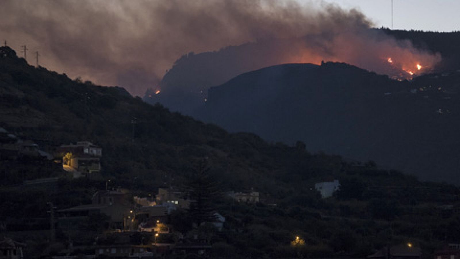 Telediario 1: Un incendio en Gran Canaria arrasa más de 2.000 hectáreas  | RTVE Play