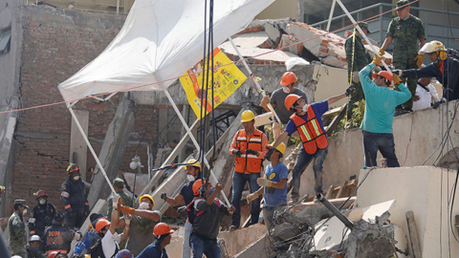 Terremoto en México - Carrera contra reloj para rescatar a Frida, niña atrapada bajo los escombros de una escuela en México
