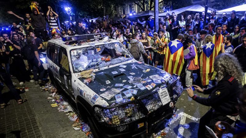 Los Mossos escoltan la salida de la Guardia Civil de la Consellería de Economía en Barcelona