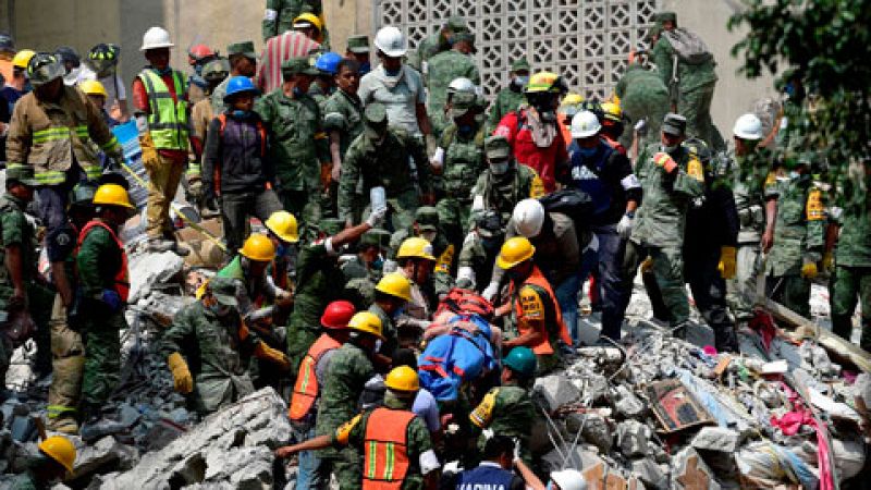 Equipos de rescate y brigadas de voluntarios trabajan localizando supervivientes del terremoto en México