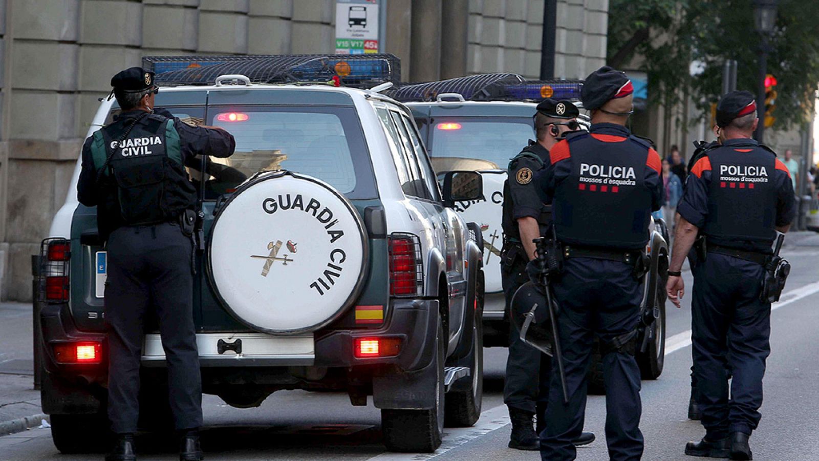 Méndez de Vigo niega que el Gobierno desconfíe de los Mossos, pero dice que son necesarios más policías y guardias civiles en Cataluña