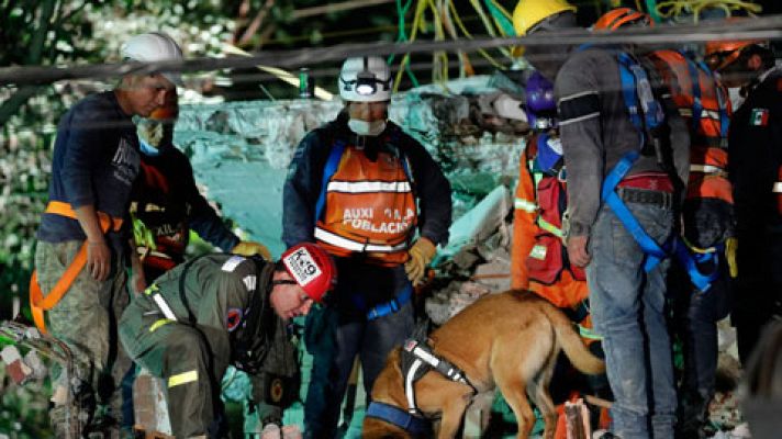 Los equipos de rescate trabajan contrarreloj para encontrar supervivientes del terremoto en Ciudad de México
