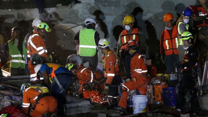 Los equipos de rescate continúan trabajando entre los escombros del Colegio Enrique Rebsamen en Ciudad de México