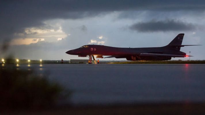 Bombarderos y cazas de EE.UU. vuelan cerca de la costa de Corea del Norte