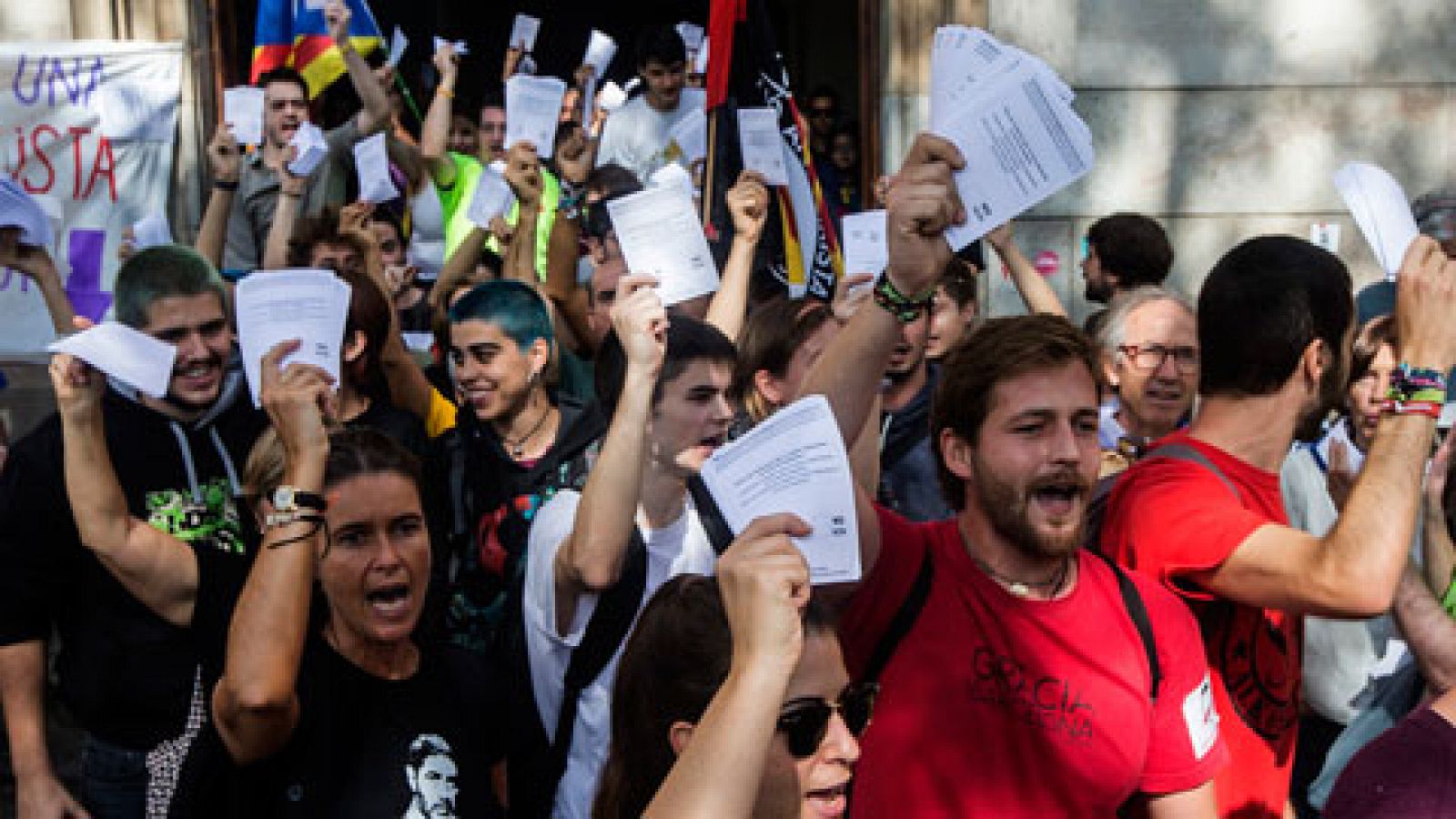 ANC y Òmnium reparten más de un millón de papeletas para votar en el referéndum del 1-O