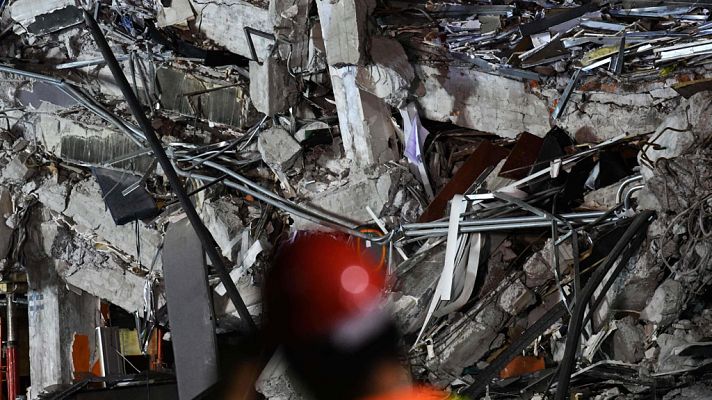 Telediario 1 - Se elevan ya a 320 las víctimas mortales del reciente terremoto en México