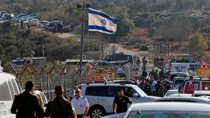 Un palestino mata a tiros a tres israelíes en una colonia