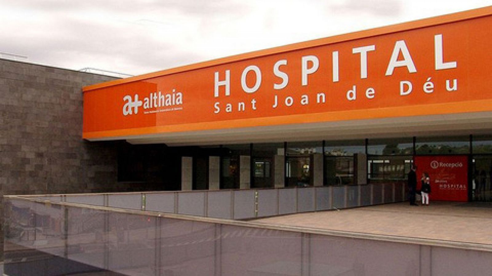 Telediario 1: Muere un joven por una peritonitis tras ir cuatro veces a urgencias con dolor a un hospital de Manresa | RTVE Play