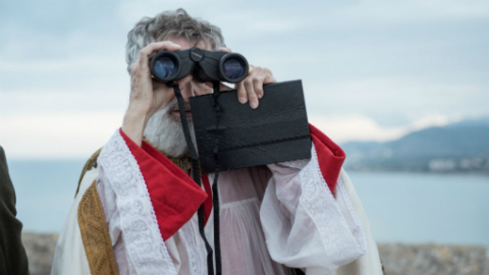 El Ministerio del Tiempo - El Papa Luna echa un vistazo al presente