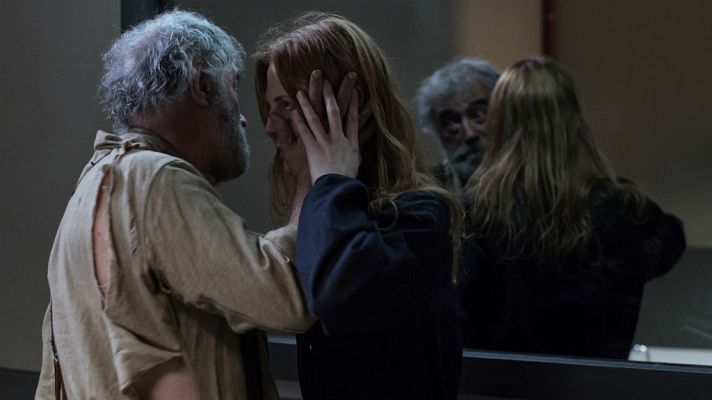 El Ministerio del Tiempo - El padre de Marta intenta asesinar a su hija