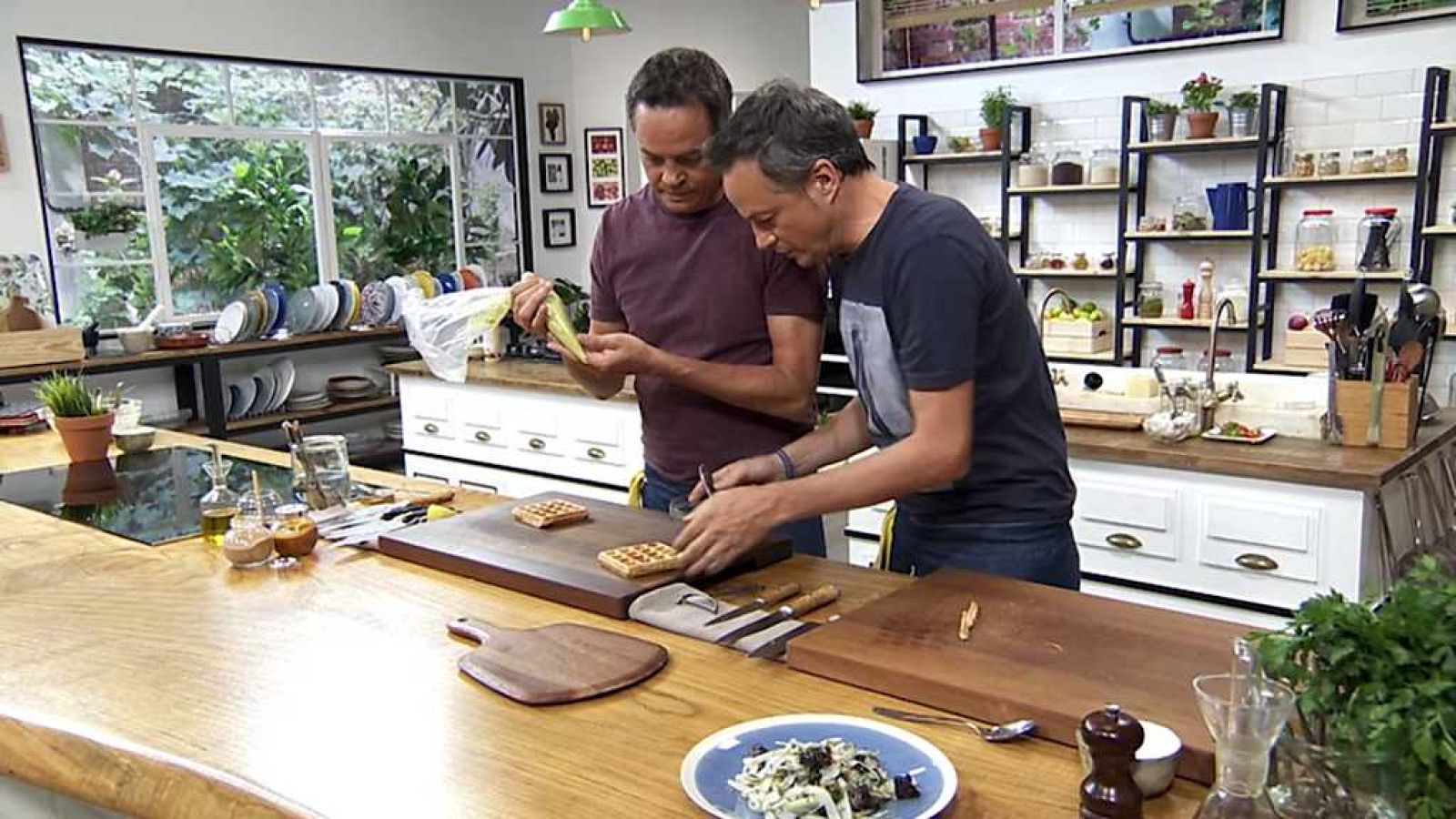 Torres en la cocina - Tallarines de sepia, gofres de pollo - ver ahora