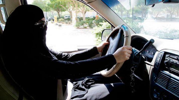 Arabia Saudí aprueba que las mujeres puedan conducir 