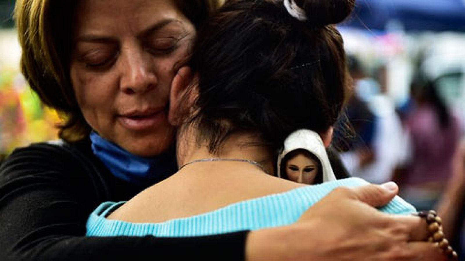 Telediario 1: En México, familiares de los desaparecidos en el terremoto de la semana pasada exigen que los trabajos de rescate continúen hasta encontrar todos los cuerpos | RTVE Play