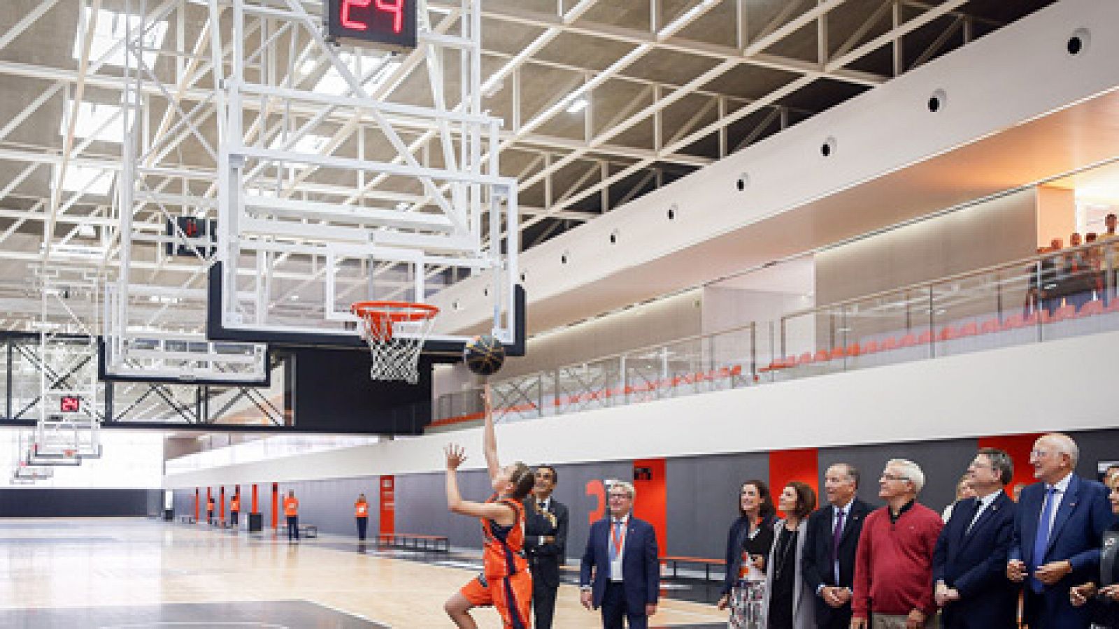 Telediario 1: El Valencia Basket inaugura su nueva sede de cantera | RTVE Play