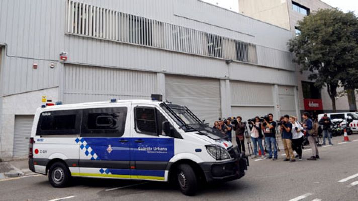 La Guardia Urbana de Barcelona custodia un almacen con las urnas que se usan en otras elecciones