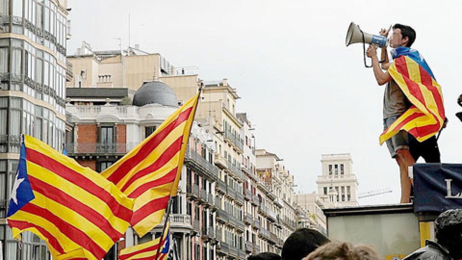 Miles de estudiantes se manifiestan en Barcelona a favor del referéndum
