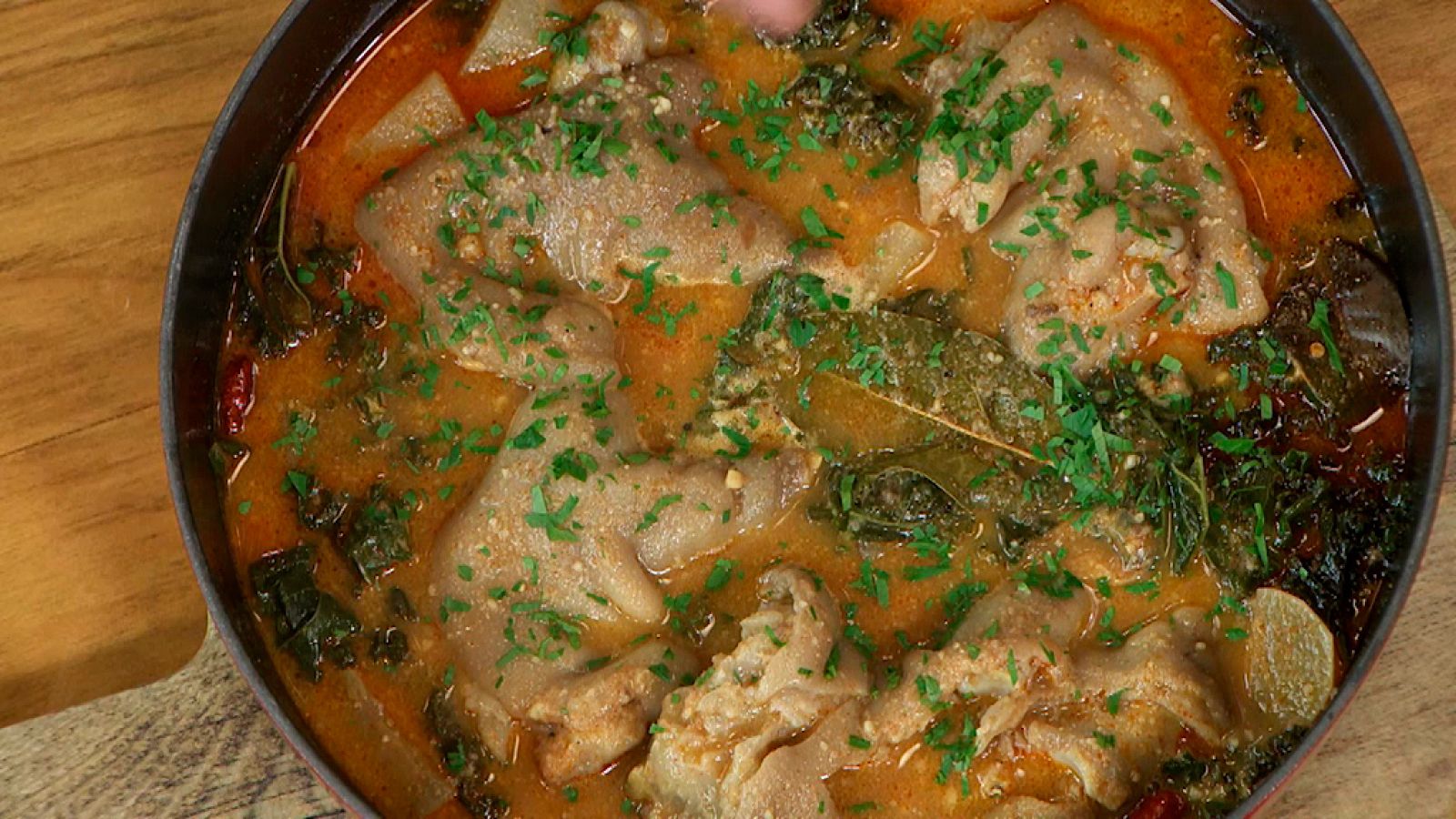 Torres en la cocina - "All i pebre" de pies de cerdo