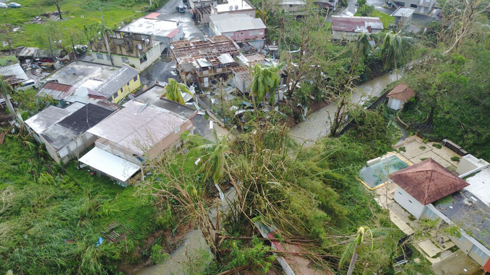 Los puertorriqueños se quejan de la lentitud de la ayuda de EE.UU.