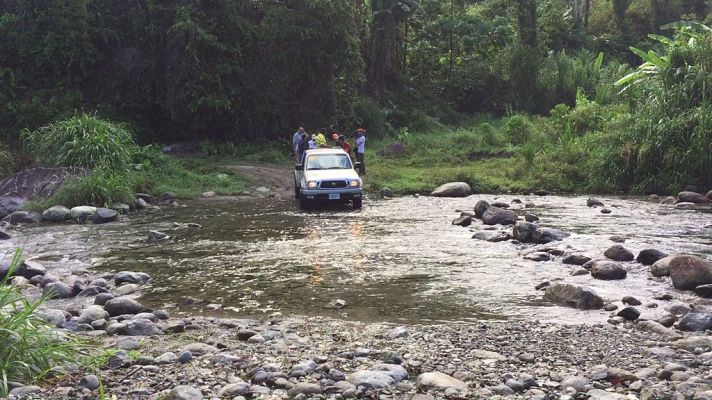 Cruzando ríos en la sierra hondureña