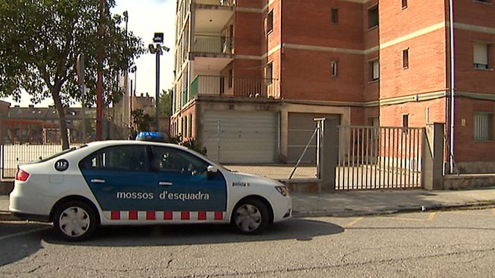 Telediario 1 - En Igualada la Guardia Civil ha denunciado el lanzamiento anoche de un artefacto incendiario en su cuartel