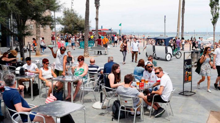 Telediario 1 - Agosto marca un nuevo récord histórico de llegada de turistas extranjeros, con casi diez millones y medio.