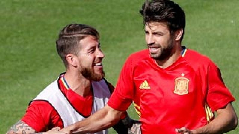 Leve 'tirón de orejas' de Ramos a Piqué por su tuit sobre el referéndum | Ver