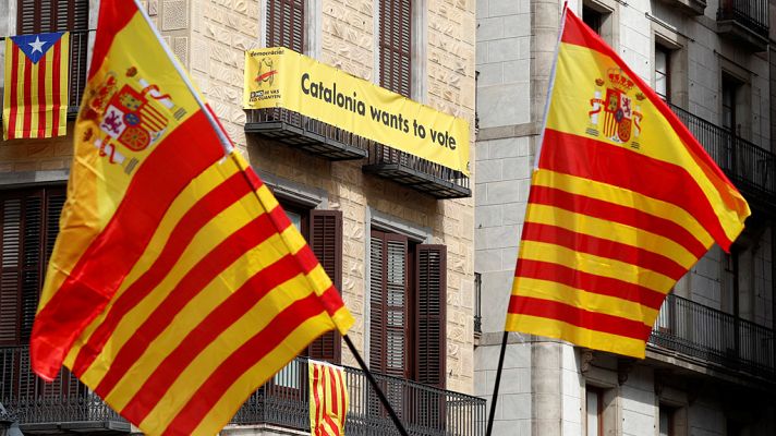 Informativo 24h - Cientos de personas se concentran en la Plaza de Sant Jaume a favor de la unidad de España