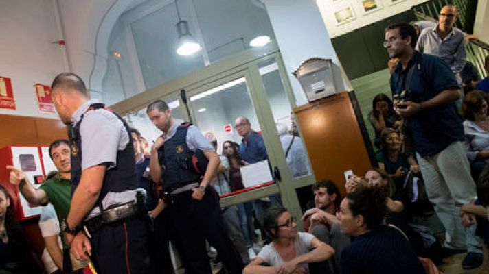 Informativo 24h - Un total de 163 colegios de Cataluña de los 1.300 visitados por los Mossos están ocupados a horas del 1-O