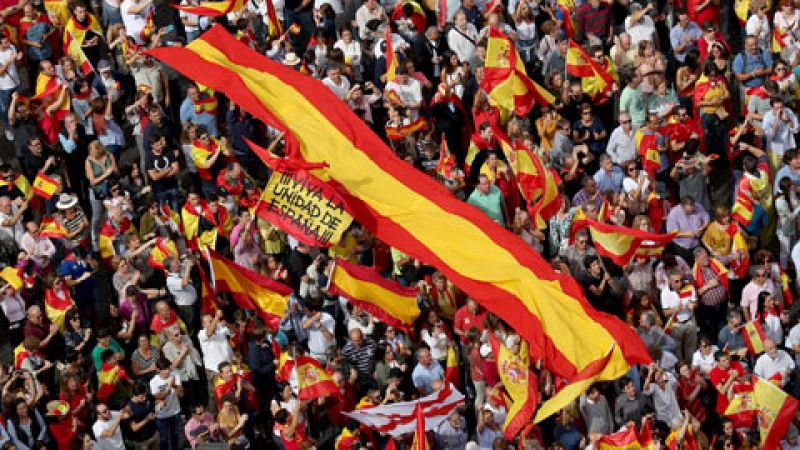 Miles de personas se concentran en Madrid en contra del referéndum del 1-O