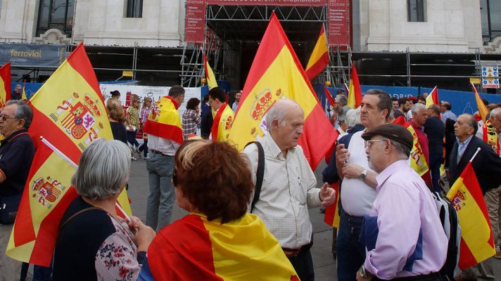 Telediario 1 - Manifestaciones en los ayuntamientos contra el referéndum