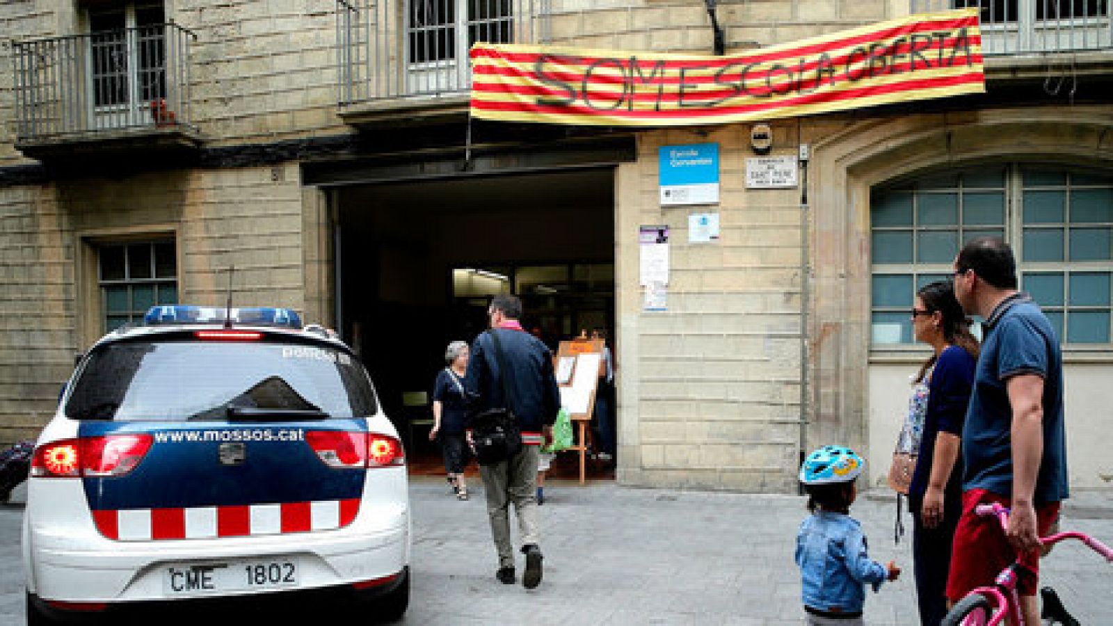 Telediario 1: Los Mossos se personan en los centros educativos  | RTVE Play