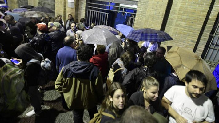  - Centenares de personas hacen cola en los puntos de votación de Cataluña