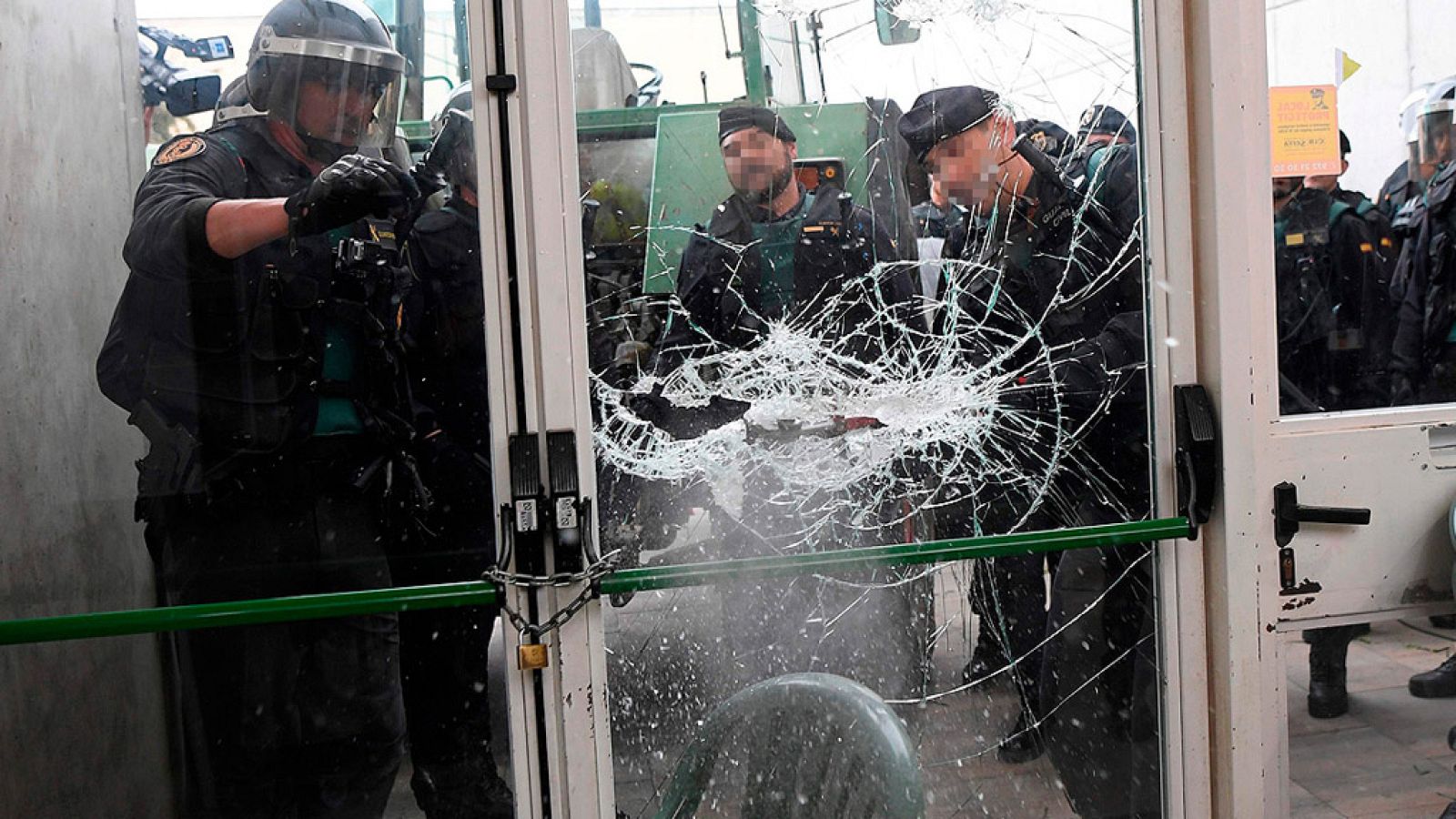 Referéndum en Cataluña: Disturbios en el colegio donde debía votar Puigdemont en Sant Juliá de Ramis