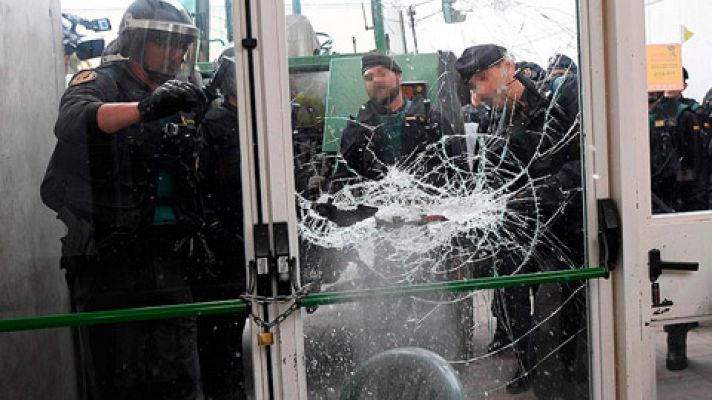  - La Guardia Civil interviene en el colegio donde debía votar Puigdemont en Sant Juliá de Ramis