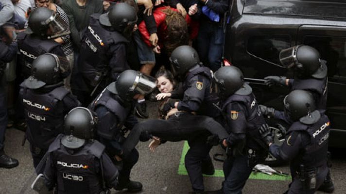 La Policía Nacional ha utilizado pelotas de goma en la Escola Ramón Llull de Barcelona