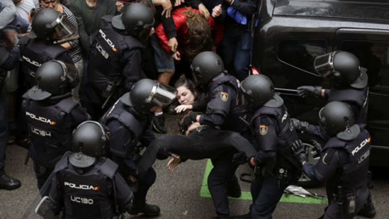 La Policía Nacional ha utilizado pelotas de goma en la Escola Ramón Llull de Barcelona, donde un hombre ha resultado herido en un ojo, supuestamente, al ser alcanzado por uno de esos proyectiles.