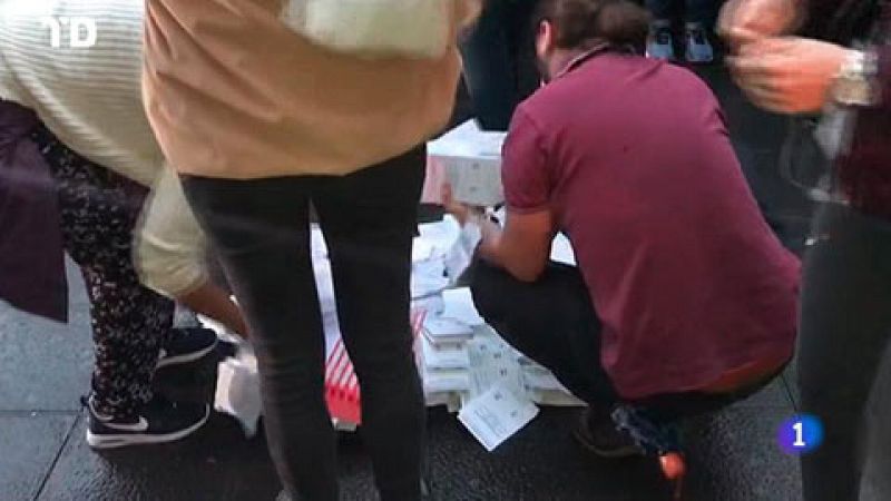 Una urna cae a la entrada de un colegio y salen papeletas de su interior