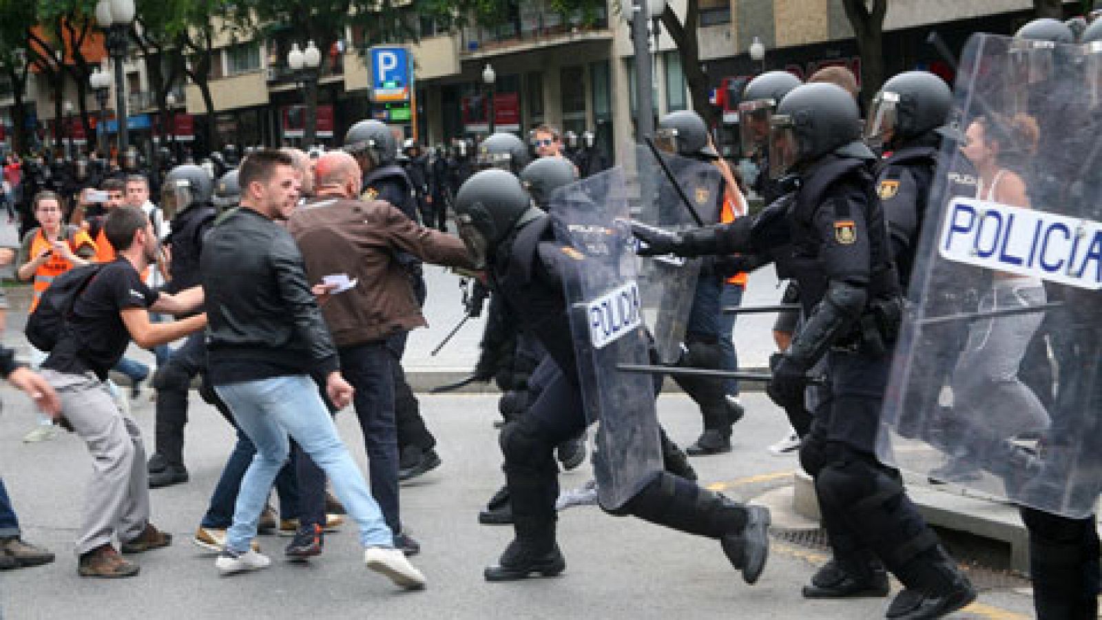 Telediario 1: La Generalitat eleva a cerca de 900 el número de heridos en las cargas policiales | RTVE Play