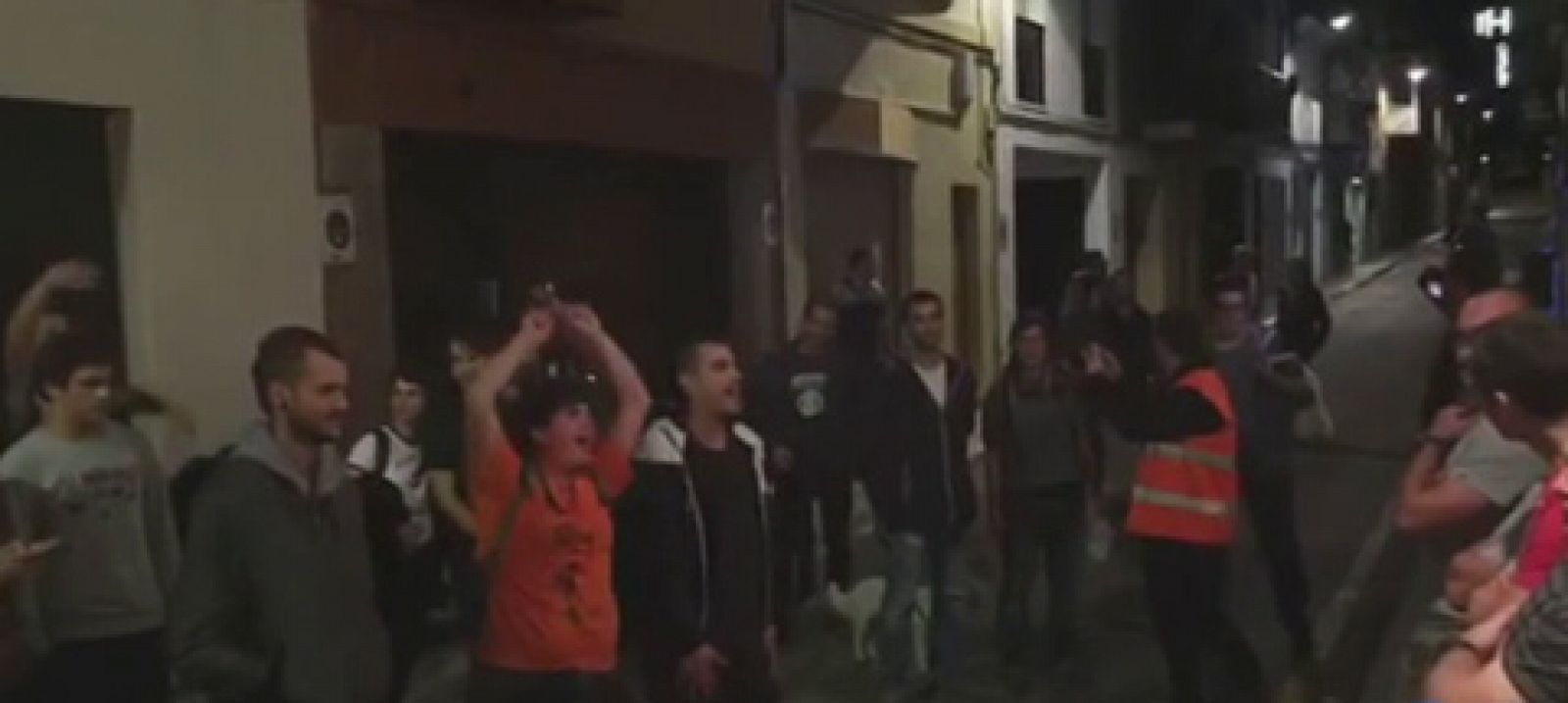 Telediario 1: Varios hoteles de Calella echan a 500 policías y guardias civiles que estaban alojados tras el 1-O | RTVE Play