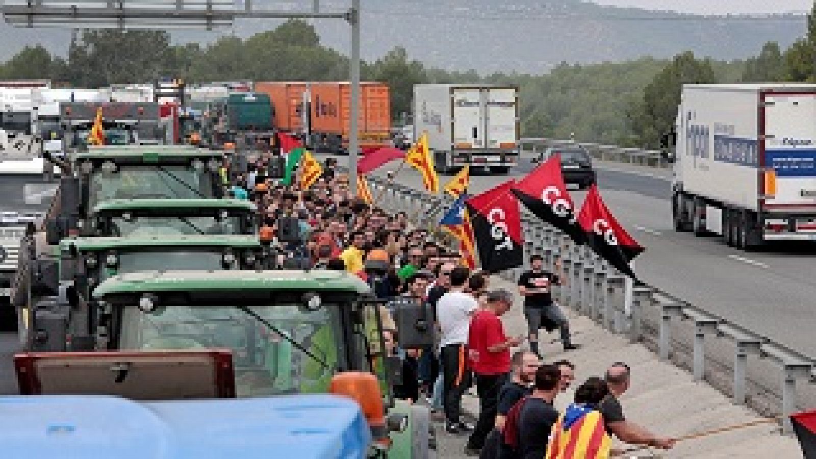 Telediario 1: Referéndum en Cataluña: Cortes en carreteras y dificultades en los transportes en la huelga general del 3-O en Cataluña | RTVE Play