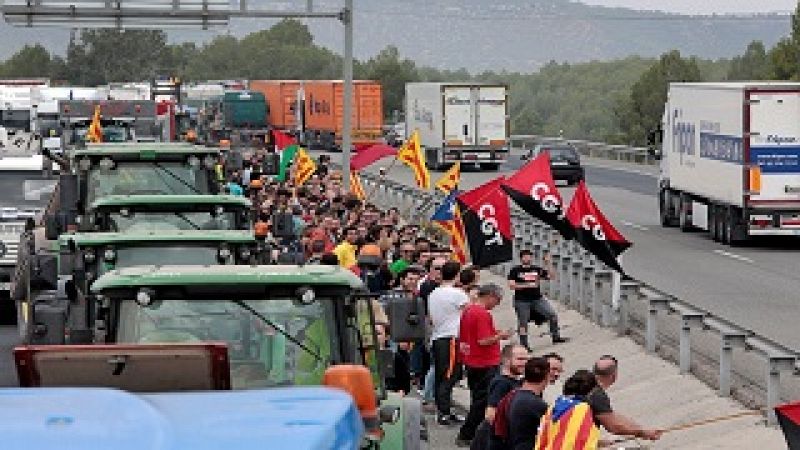 Cortes en carreteras y dificultades en los transportes en la huelga general del 3-O en Cataluña