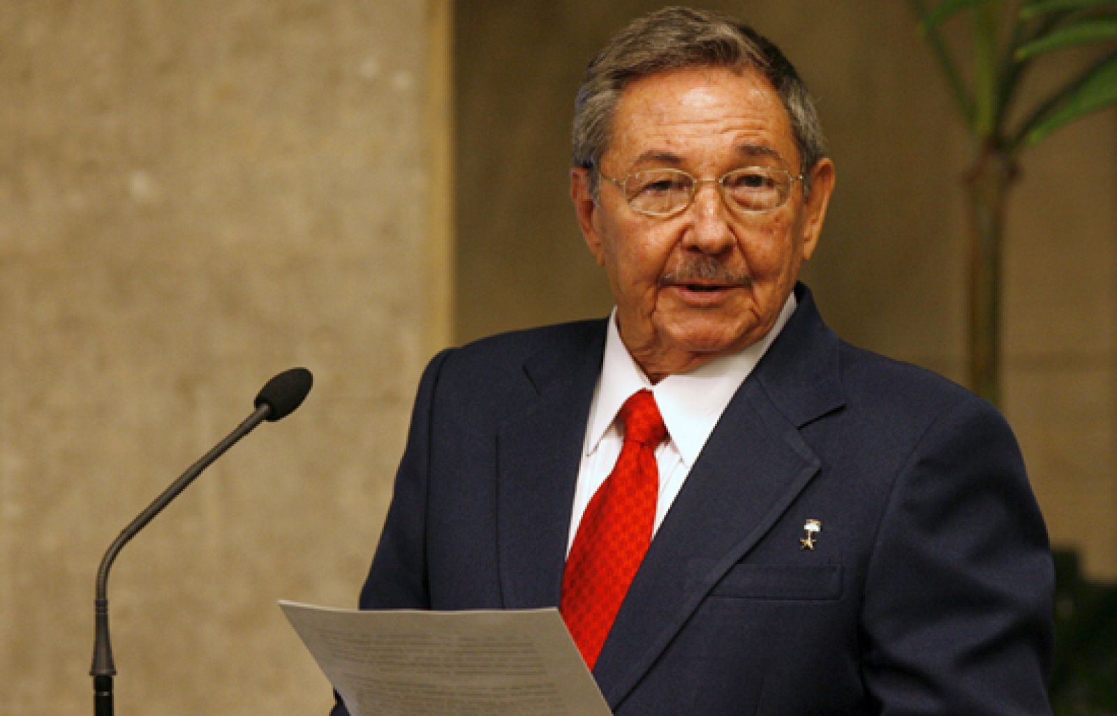 Hoy se cumple un año desde que Raúl Castro llegó al poder para sustituir a su hermano Fidel | Ver